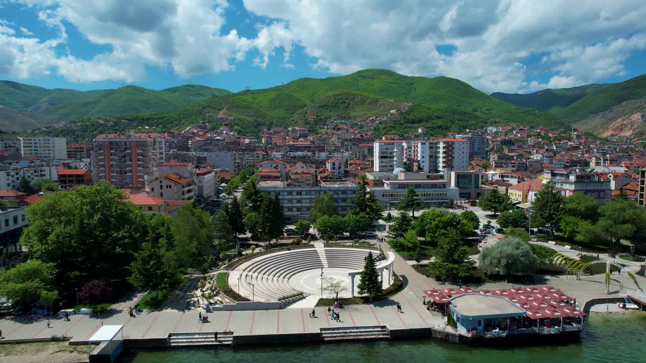 pogradec, ciudad serena a orillas del lago con el paseo marítimo por el lago de ohrid, elegida como el principal destino por los turistas para las vacaciones de verano
