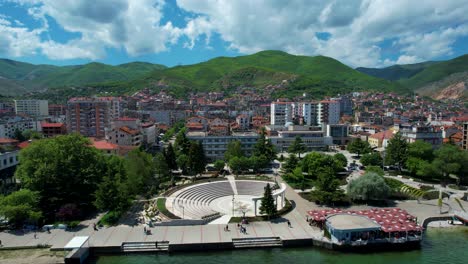 Pogradec,-Ruhige-Stadt-Am-Seeufer-Mit-Der-Promenade-Am-Ohridsee,-Von-Touristen-Als-Hauptziel-Für-Den-Sommerurlaub-Gewählt