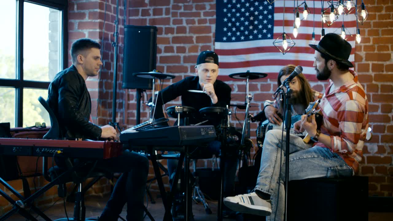 음악가들이 함께 노래를 만들고