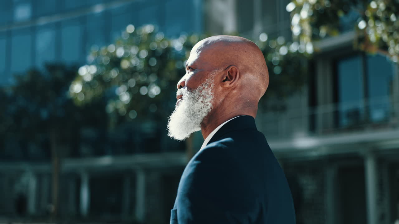 hombre negro, ejecutivo senior en la ciudad y pensando