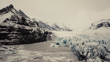 lengua glaciar en islandia filmada por drones con diferentes movimientos cinematográficos, mostrando un concepto turbio y dramático en condiciones invernales