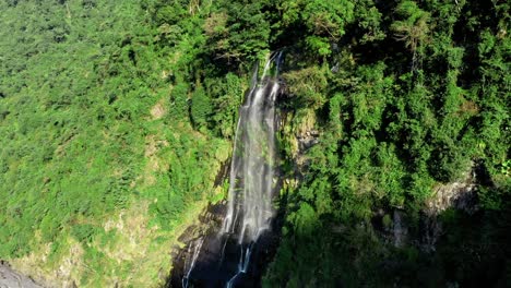 Vuelo-Aéreo-Hacia-La-Idílica-Cascada-De-Wulai-Que-Fluye-Durante-La-Luz-Del-Sol-En-El-Distrito-De-Wulai-En-Taiwán