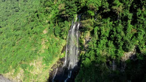 vuelo aéreo hacia la idílica cascada de wulai que fluye durante la luz del sol en el distrito de wulai en taiwán