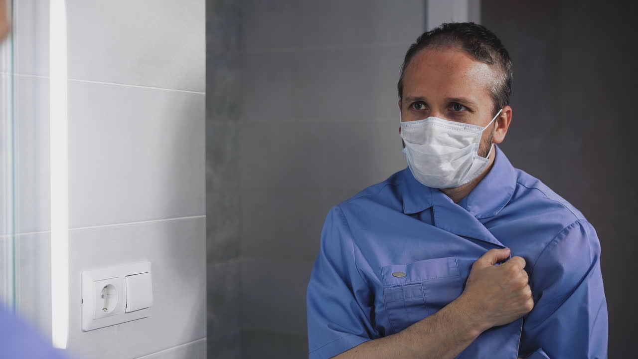 médico en traje quirúrgico