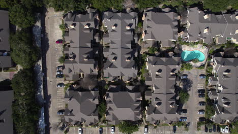 vista aérea de birdseye, complejo residencial moderno en houston tx estados unidos, barrio de lujo, casas y calles, tiop down drone shot