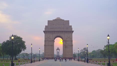 Beautiful-sunrise-at-iconic-India-Gate-on-Kartavya-Path-with-tourists-and-locals-enjoying-the-view,-New-Delhi,-India