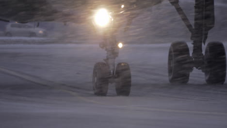 Flugzeugräder-Auf-Ausreißer-Bei-Starkem-Schneefall