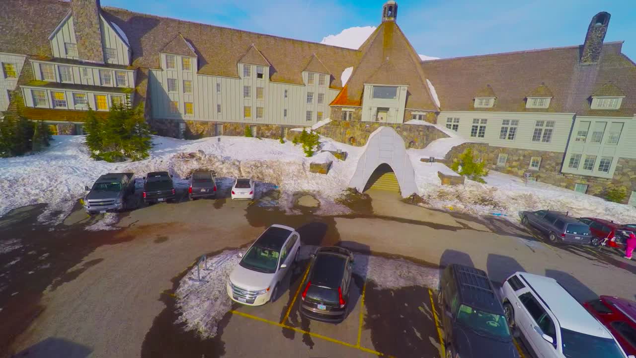 후드 오레곤 산을 드러내기 위해 거대한 호텔이나 스키 롯지 위의 장엄한 공중 촬영