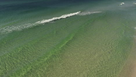 Ruhige-Wellen-Am-Strand-Eines-Badeortes-Im-Nordwesten-Floridas,-USA