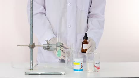demostración de una reacción química en un entorno de laboratorio
