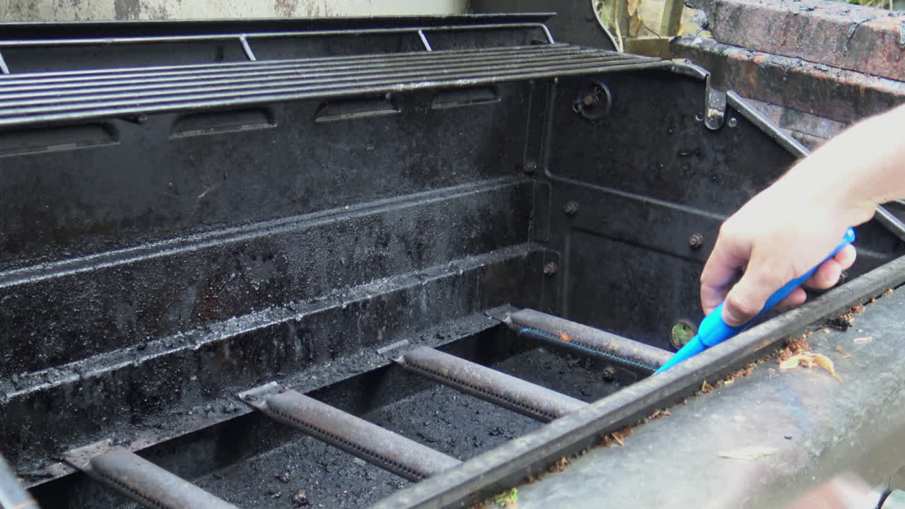 barbacoa de gas de iluminación de mano masculina con encendedor largo