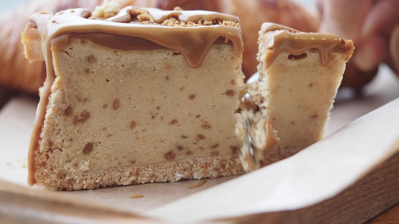 Forchetta che taglia una deliziosa fetta di cheesecake al caramello
