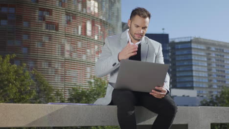 Hombre-De-Negocios-Trabajando-En-Una-Computadora-Portátil-En-La-Calle.-Freelancer-Usando-Computadora-Afuera