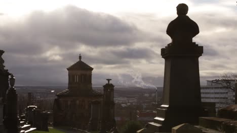 Nekropole-Von-Glasgow-Mit-Dampf,-Der-Aus-Dem-Schornstein-Fließt,-Und-Wolken,-Die-Bei-Starkem-Wind-Vorbeiziehen