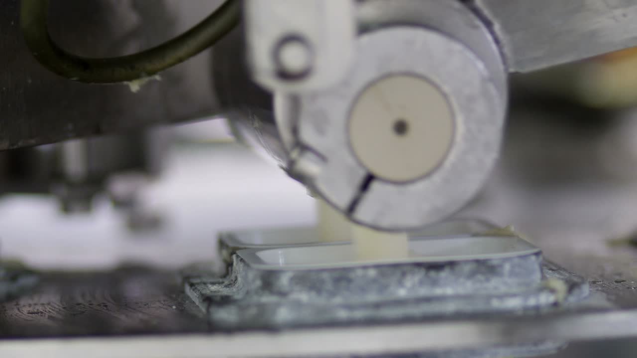 línea de producción de pasta de queso, la pasta de quesa se está llenando en recipientes de caja de plástico