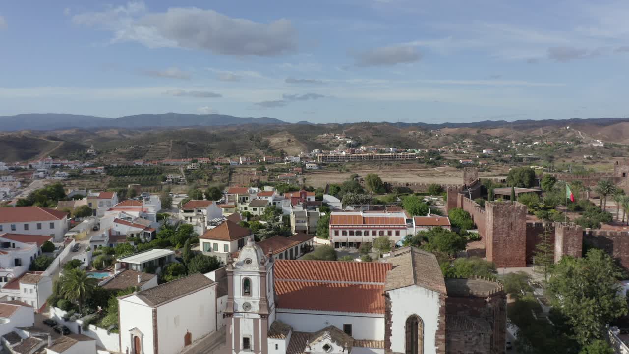 la hermosa ciudad de silves vista desde el cielo en un hermoso día de verano, sin turistas debido a la pandemia de corona