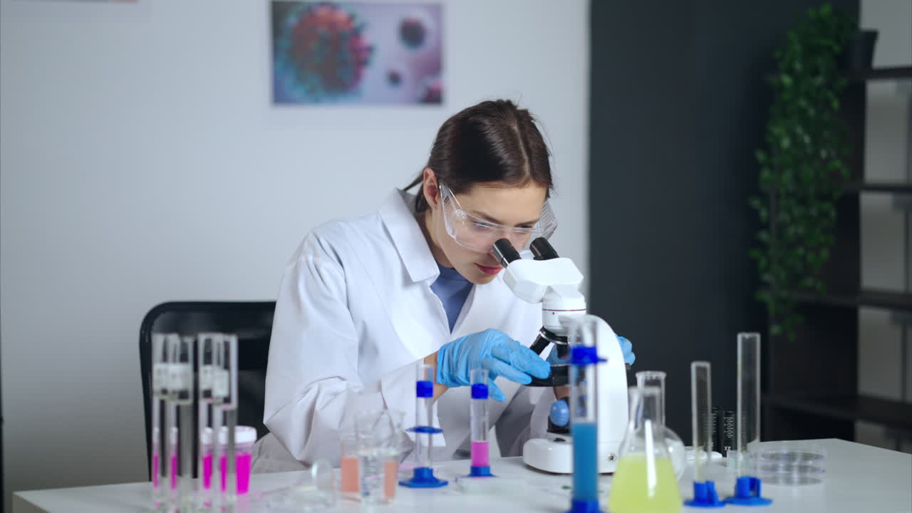 científico usando el microscopio en un laboratorio