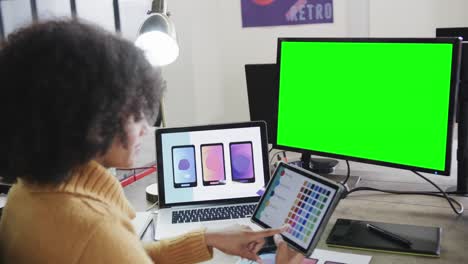 mujer de negocios afroamericana en videollamada con pantalla verde