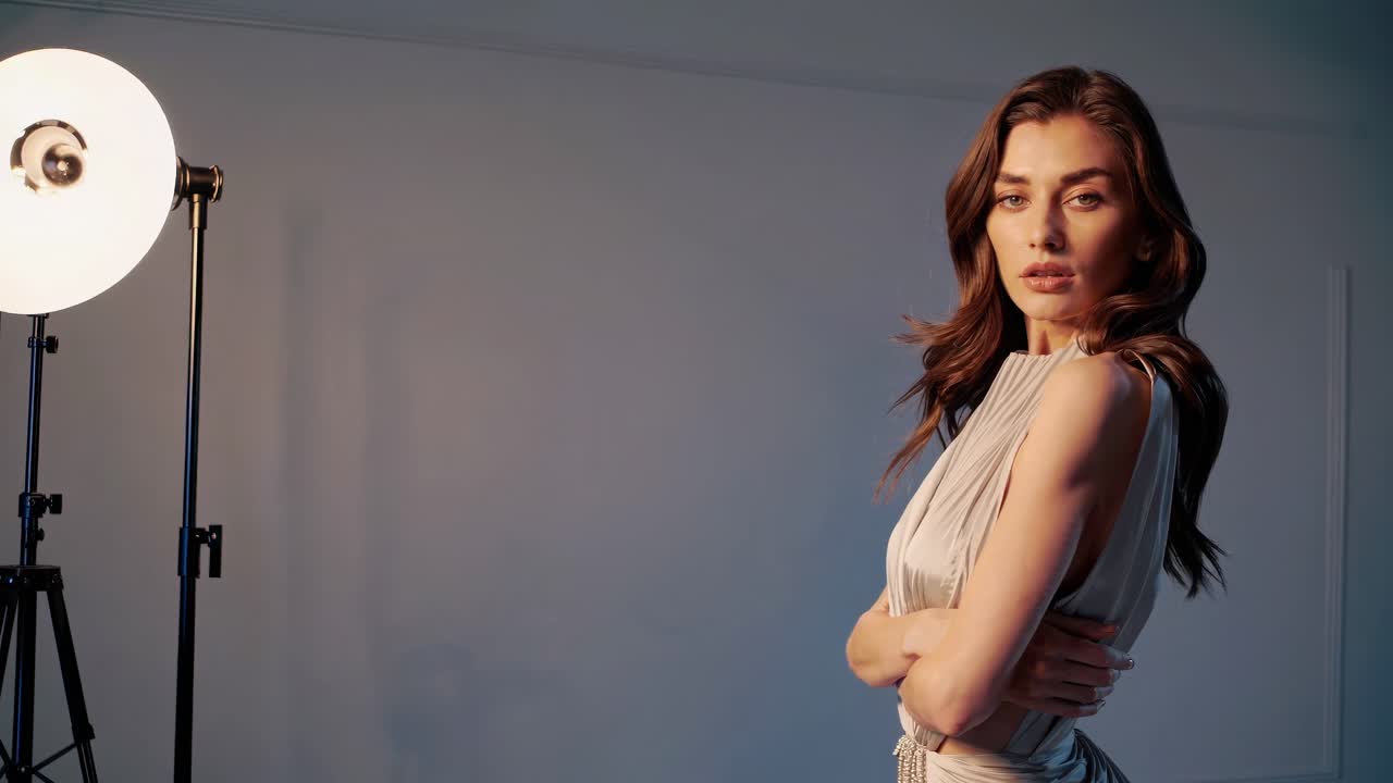 mujer elegante en un vestido plateado