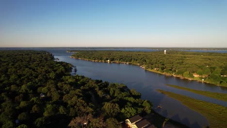 imágenes aéreas del lago cedar creek en texas en el lado este del lago.