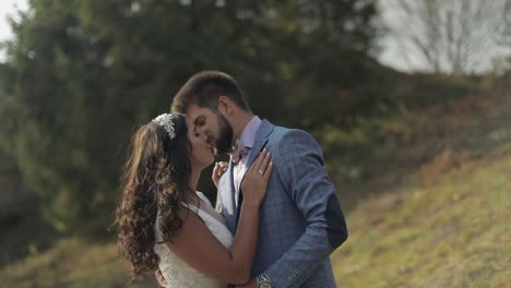 Novio-Con-Novia-En-El-Parque.-Pareja-De-Boda.-Familia-Feliz-Enamorada