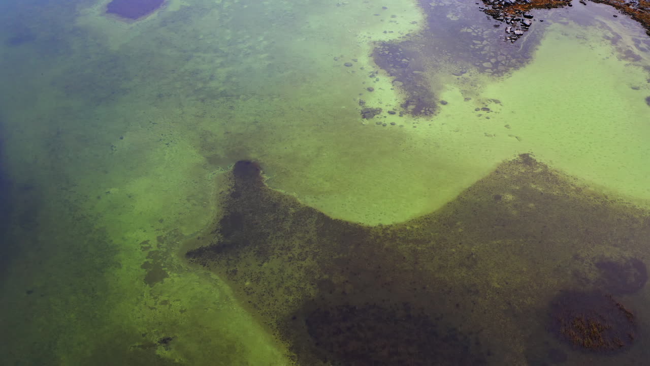 дрон спускается к турло, подчеркивая яркие цвета и сложные детали поверхности осадка.