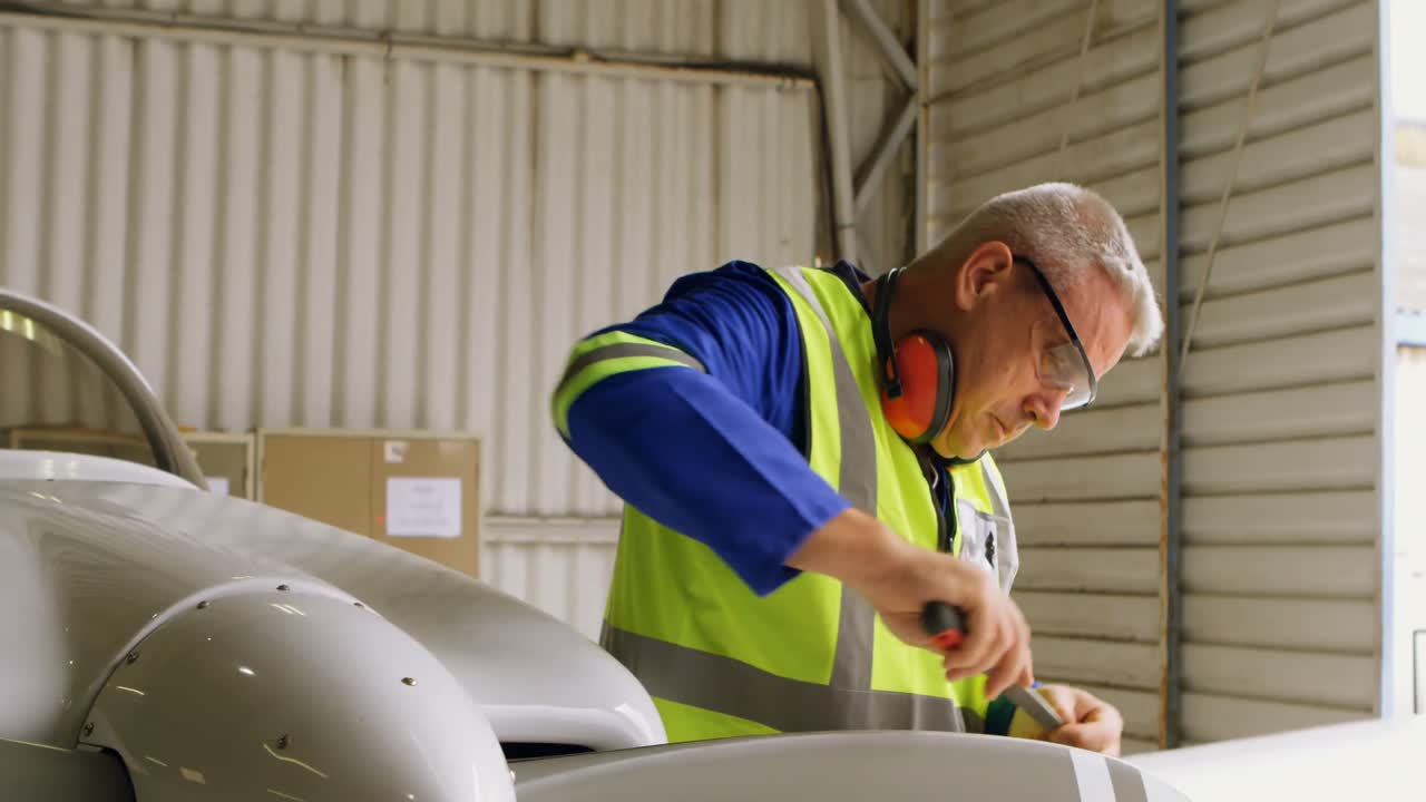 ingeniero terminando una aeronave en el hangar 4k