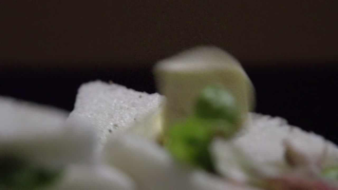 음식에 치즈 던지기