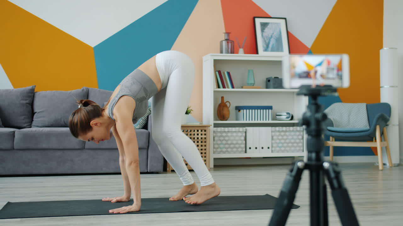 mujer haciendo yoga en casa