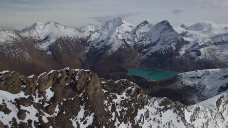 toma aérea reveladora de montañas nevadas y un lago idílico en el valle de austria - zell am see