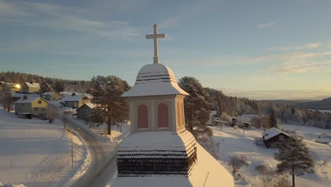 pequeña iglesia en borgvattnet en suecia
