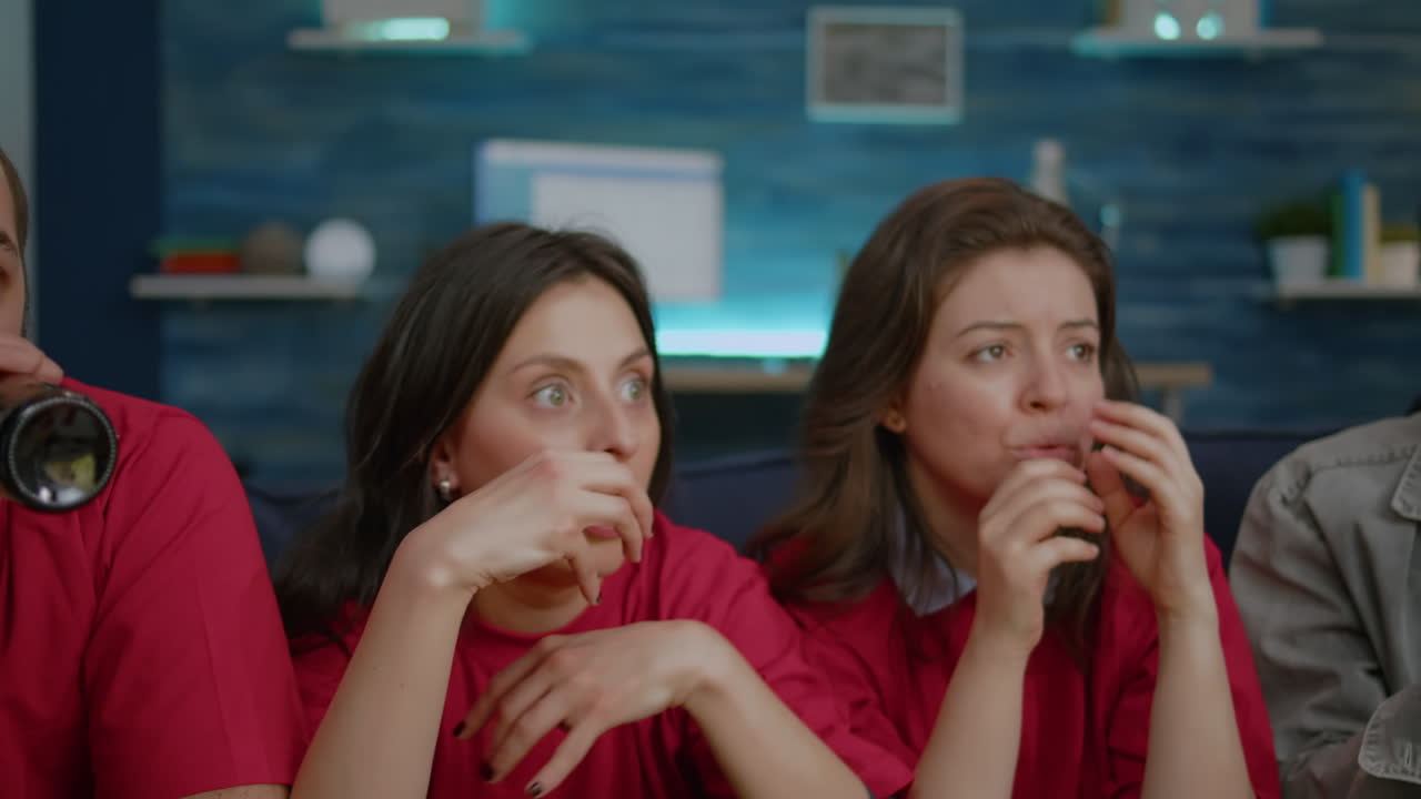 amigos multiétnicos pasando el rato juntos viendo un partido de fútbol