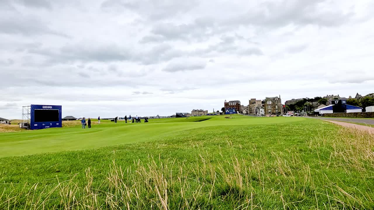 jugadores de golf jugando en st. andrews, escocia