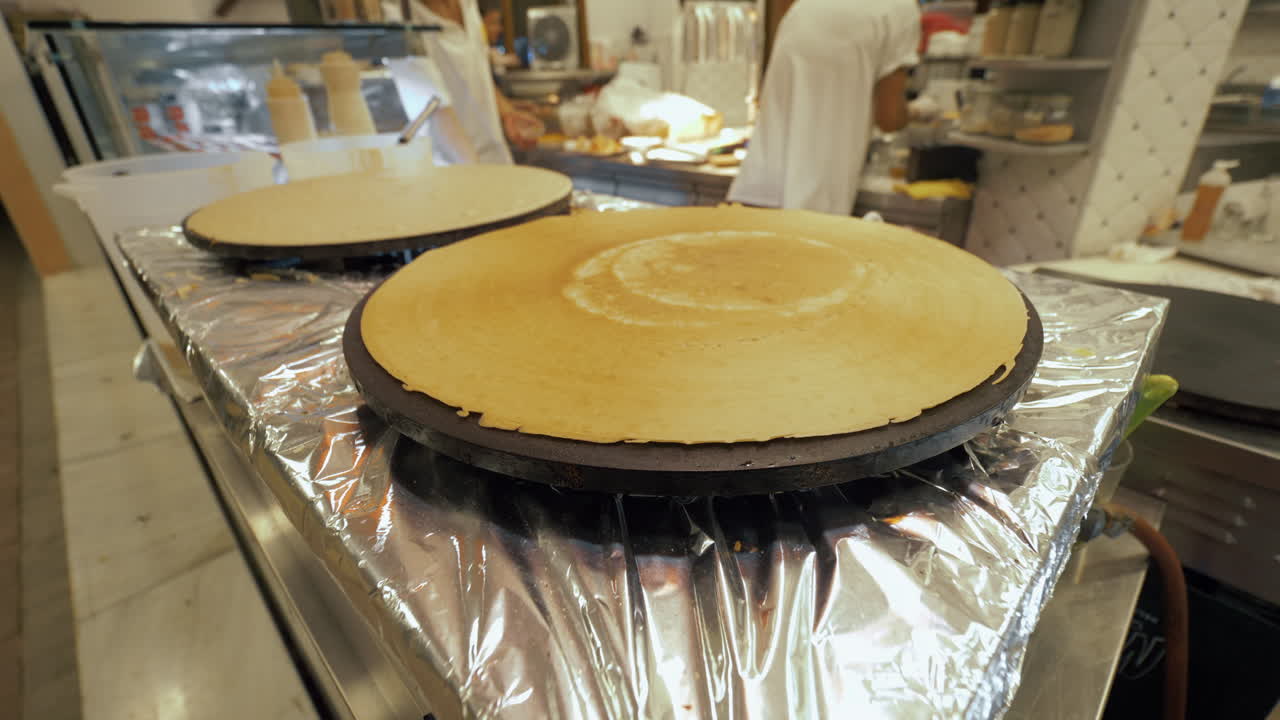 크레프를 만드는 거리 음식