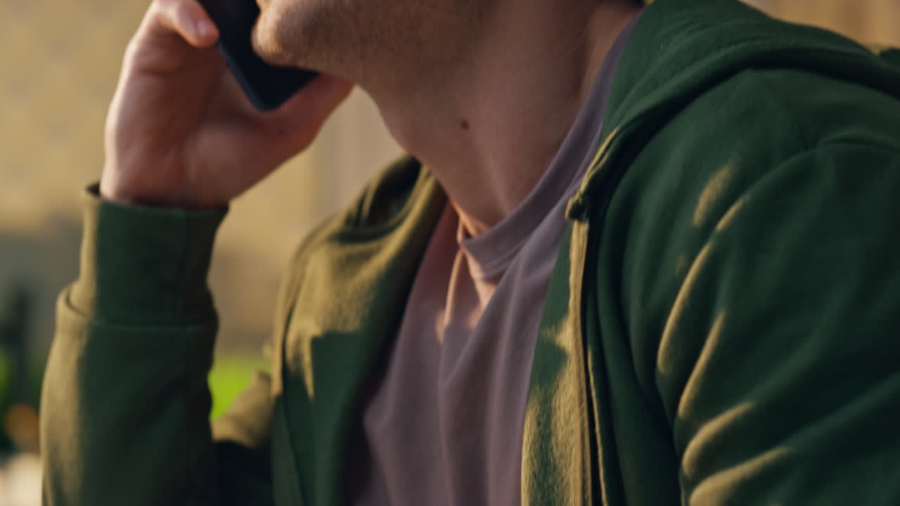 이 많은 작업장에서 손으로 태블릿을 만드는 디자이너. 전화에 응답하는 남자