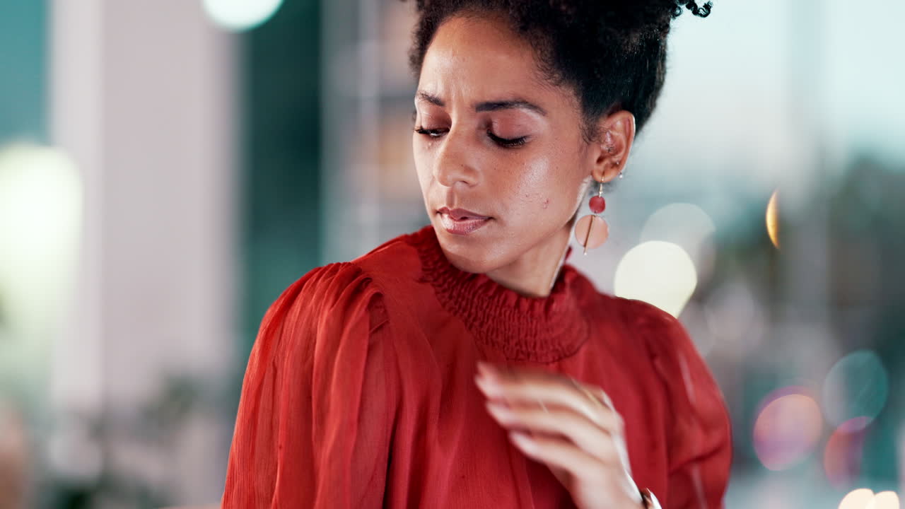 dolor de hombro, agotamiento y noche con mujer negra