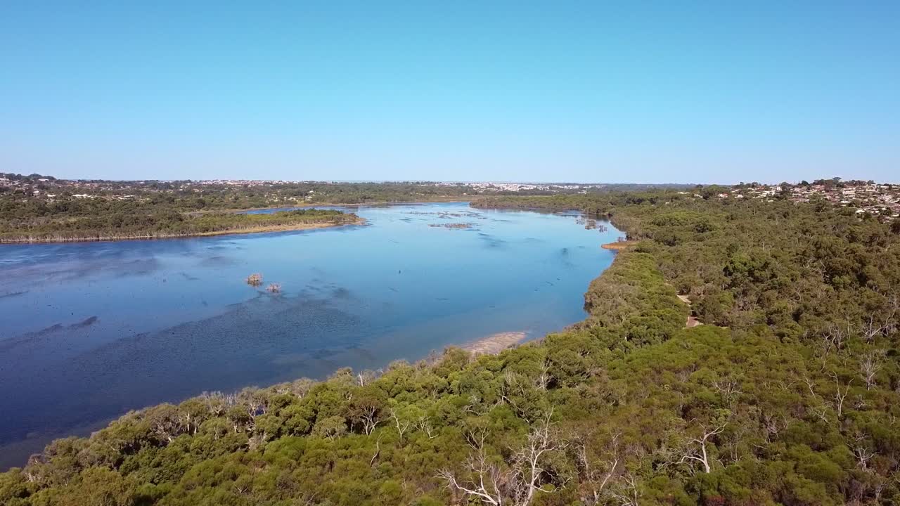 은 날에 퍼스의 joondalup 호수의 공중 풍경, dolly 왼쪽 클립
