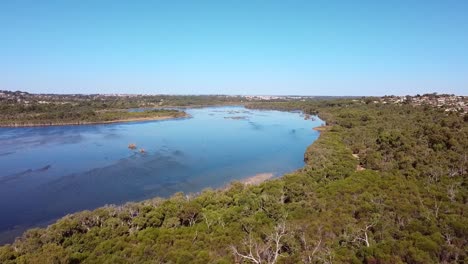 vista aérea del lago joondalup en perth en un día soleado, clip de la muñeca a la izquierda
