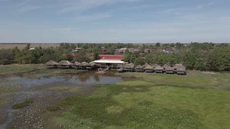 Encantador-Restaurante-Rústico-Sobre-Pilotes-A-Lo-Largo-De-Humedales-En-Las-Zonas-Rurales-De-Camboya