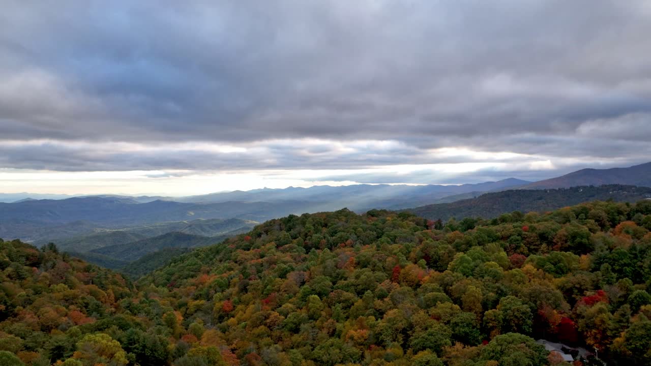 elevación aérea de las montañas de los apalaches en el otoño cerca de blowing rock nc, carolina del norte
