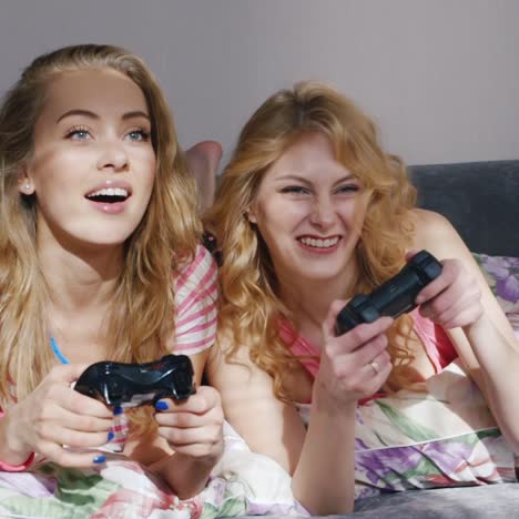 dos jóvenes amigas jugando en la consola de la computadora 1