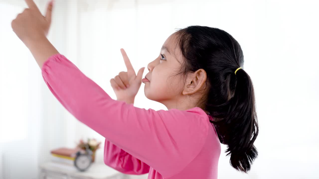 4k 50fps, 두 개의 머리카락이 여있는 귀여운 아시아 소녀, 그의 점프 움직임으로 재미있고, 즐겁고, 그의 활동을 즐기고 있습니다.