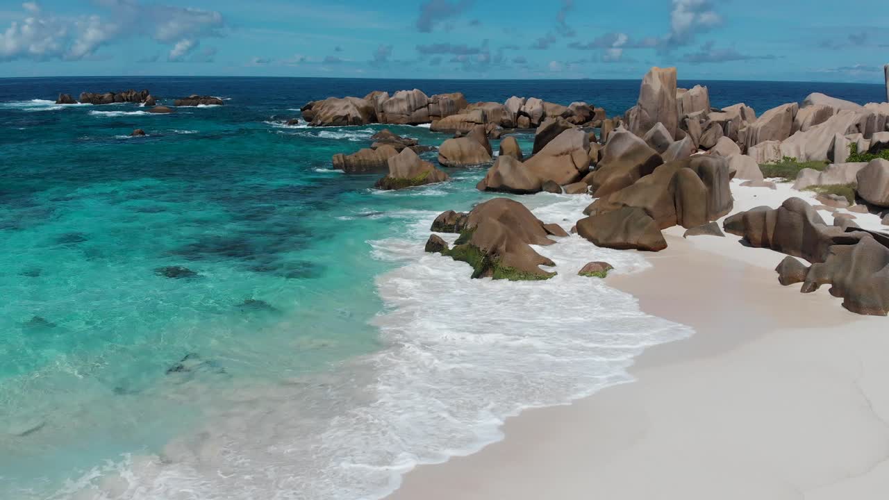 Vista aerea di Anse Marron con le sue famose formazioni rocciose in granito e piscine naturali.