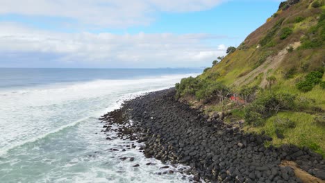 Rocas-Basálticas-En-La-Costa-De-La-Playa-De-Burleigh-Y-El-Promontorio-De-Burleigh-En-Queensland,-Australia