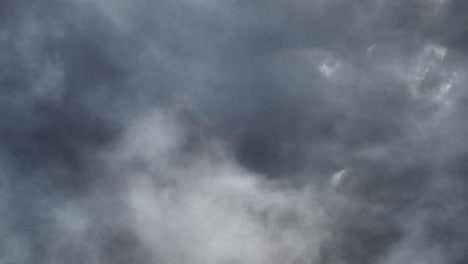 4k-Una-Nube-En-El-Cielo-Oscuro-Y-Tormenta