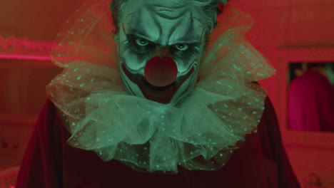un primer plano del payaso aterrador
