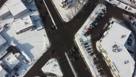 Car-crossing-a-traffic-light--in-winter