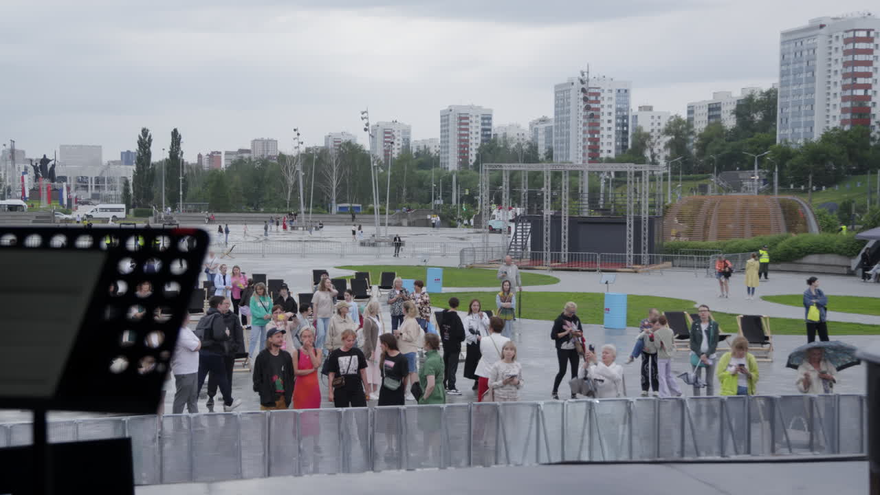 evento público al aire libre en un parque de la ciudad