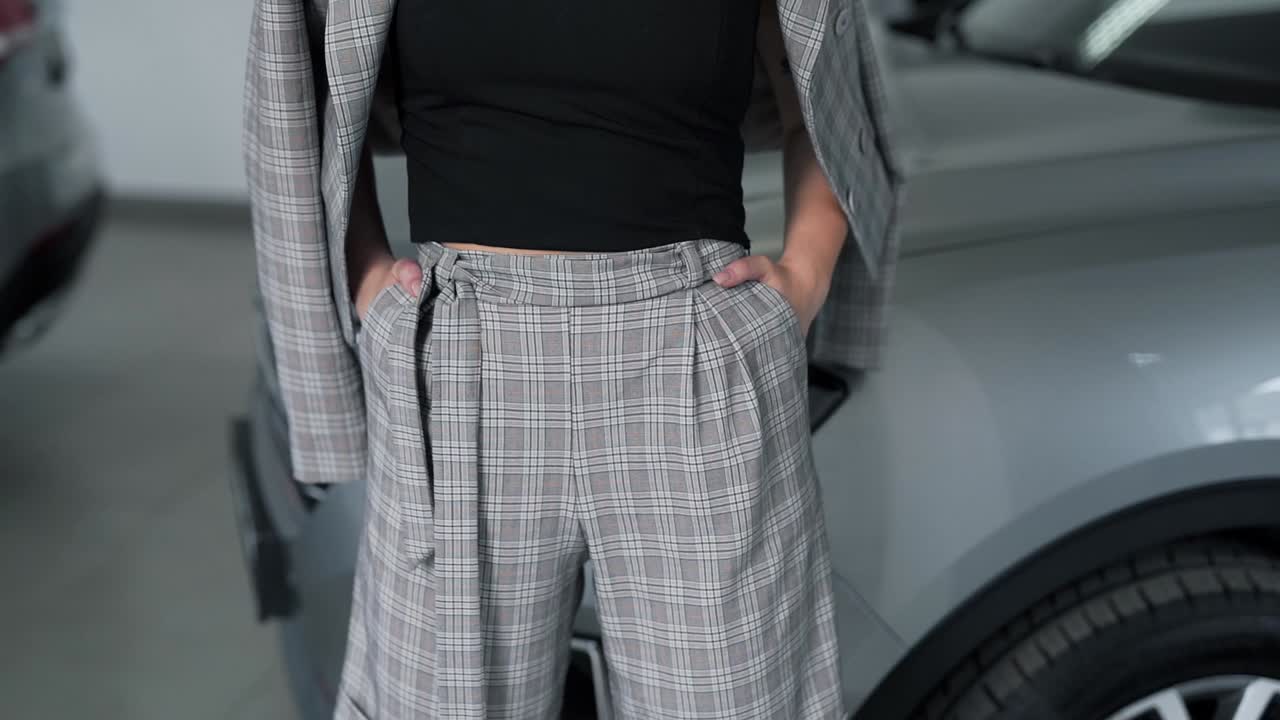 крупный план женской фигуры, одетой в деловой костюм с шортами