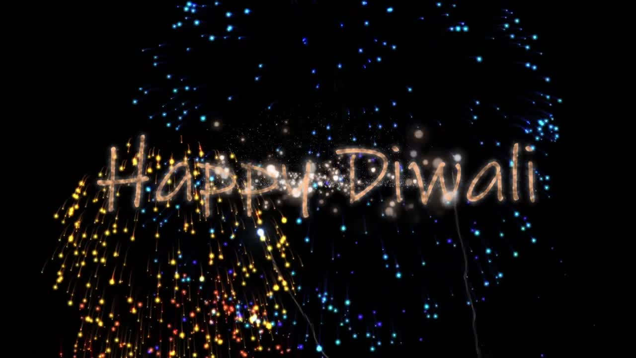 Farverigt fyrværkeri, der eksploderer over 'happy diwali' tekst mod sort baggrund